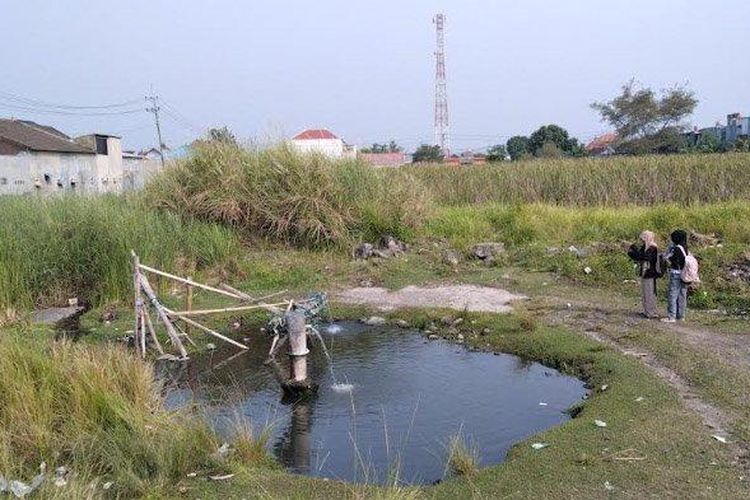 Sampai lahan kosong bekas pengeboran minyak di Kota Mojokerto Jatim diduga jadi tempat kencan sesama jenis dan ditemukan kondom dan celana dalam bekas