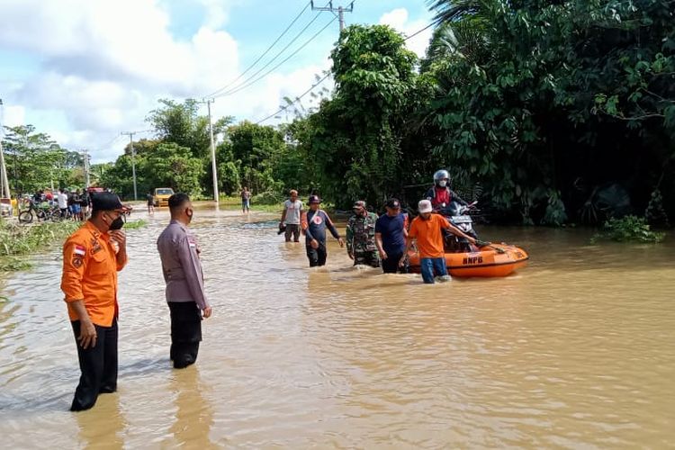 Banjir di 5 kecamatan di perbatasan RI Malaysia di Kabupaten Nunukan Kaltara. Sejumlah petugas BPBD bersama TNI Polri terus siaga melayani warga terdampak