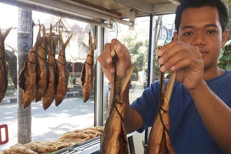 Bandeng asap khas Sidoarjo. 