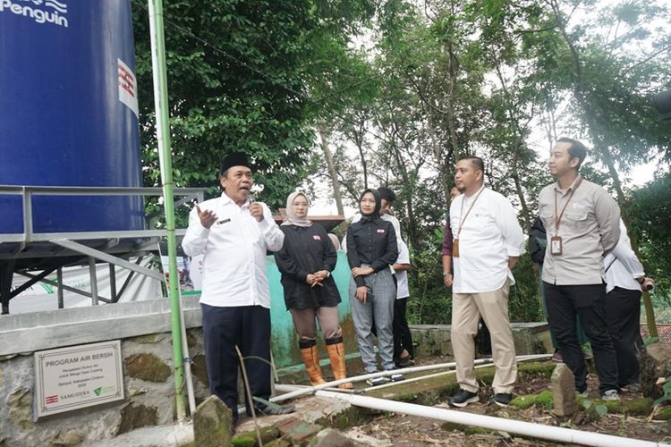 Peresmian Sumur Air pada dua titik desa di Cirebon dihelat pada Rabu (19/2/2025) lalu, di Kantor Desa Cupang. Program yang bergulir untuk mengatasi kekeringan tersebut dihadiri antusiasme warga yang tinggi, dan berbondong menyaksikan akses baru air bersih di desa mereka.