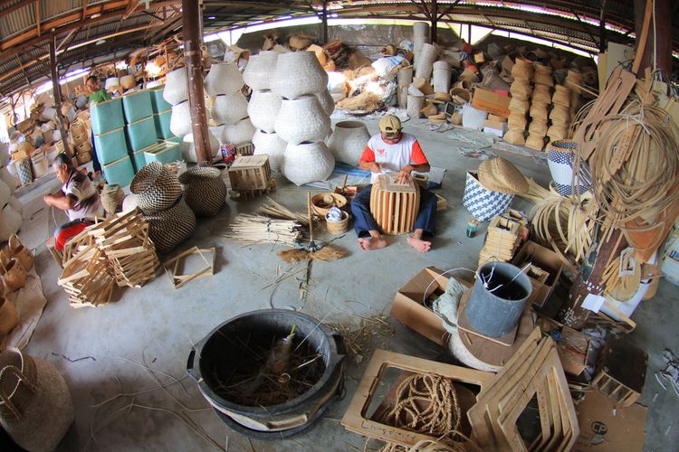 Ilustrasi UMKM yang memproduksi kerajinan tangan. 