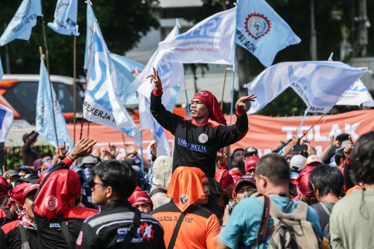 Massa dari elemen buruh melakukan demonstrasi di depan Gedung DPR/MPR RI, Jakarta, Selasa (6/9/2022). Mereka menolak kenaikan harga BBM.(KOMPAS.com/KRISTIANTO PURNOMO)