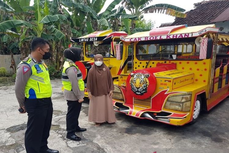 Petugas Satuan Lalu Lintas Polres Sukoharjo memberi edukasi dan sosialisasi kepada pemilik kereta kelinci di Sukoharjo, Kamis (12/5/2022). 