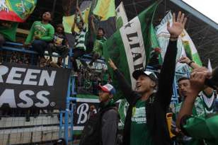 Para pendukung Persebaya Surabaya atau Bonek berkumpul dan berunjuk rasa di Stadion Tugu, Koja, Jakarta Utara, Selasa (2/8/2016). Mereka menuntut agar PSSI memasukkan Persebaya dalam kompetisi resmi musim depan.