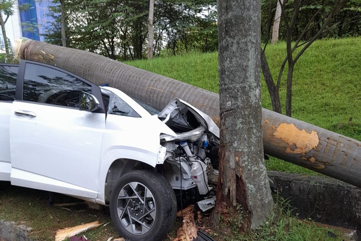 Satu unit mobil Hyundai Stargazer yang alami kecelakaan tunggal di Jalan MH Thamrin, Desa Cibatu, Cikarang Selatan, Kabupaten Bekasi, Kamis (4/5/2023). Kecelakaan itu diduga terjadi karena sopir mengantuk.
