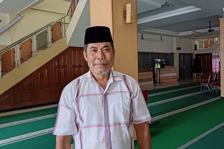 Marbut bernama Sadikun (56) saat ditemui Kompas.com di Masjid Raya Palapa Baitus Salam, Pasar Minggu, Jakarta Selatan, Kamis (21/3/2024). 