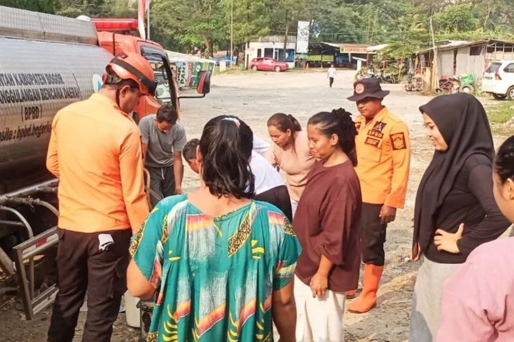 Warga Terpaksa Cari Air hingga Gunung Pancar, BPBD Bogor Distribusikan 10.000 Liter Air Bersih