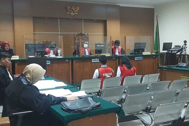 Sidang tuntutan korupsi bantuan sosial di Tangerang, Banten digelar di pengadilan Tipikor Serang. Kedua terdakwa selaku Pendamping Keluarga Harapan(PKH) Kementrian Sosial di Kabupaten Tangerang, Banten dituntut tinggi hukumannya oleh JPU