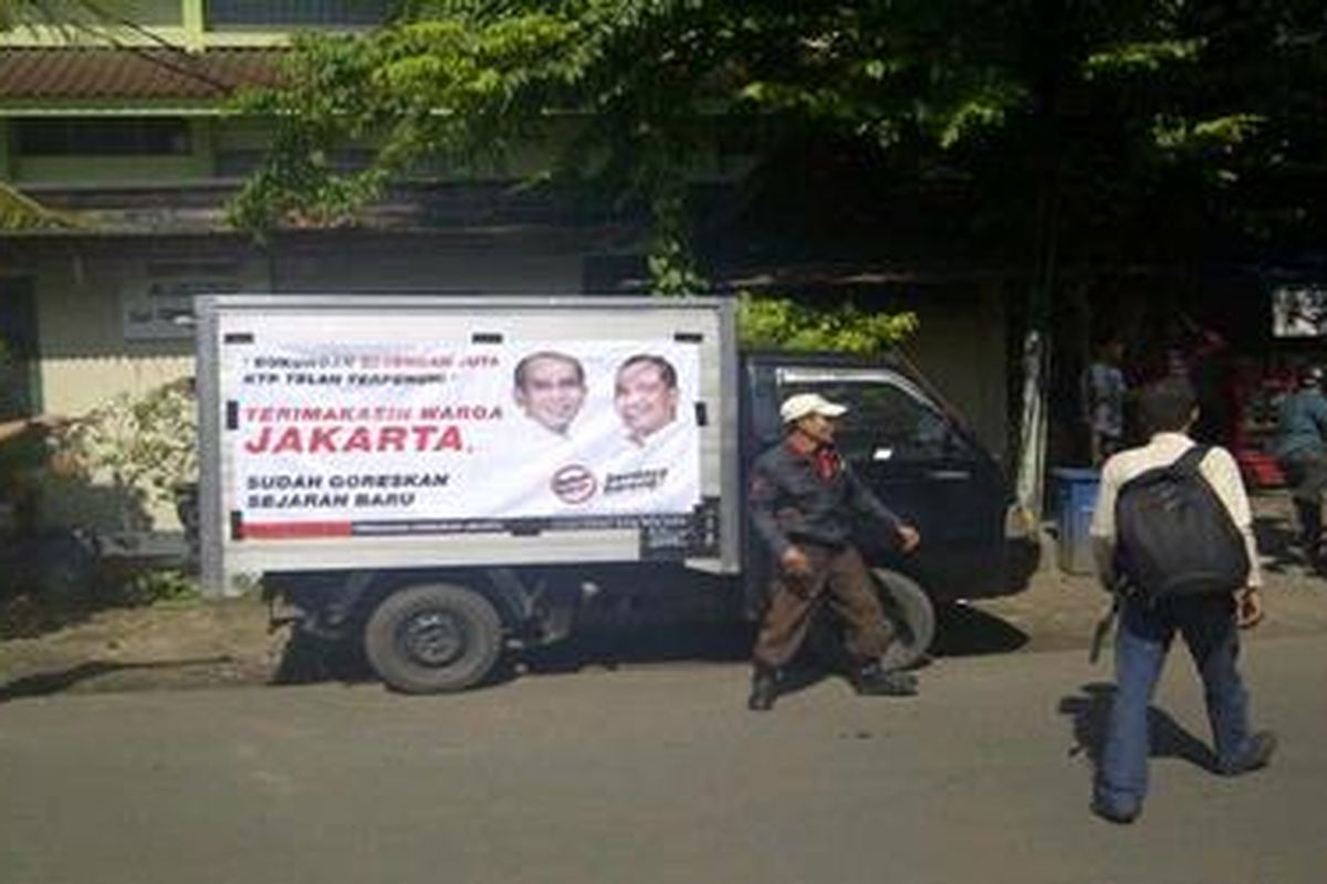 Delapan mobil boks disiapkan pasangan Faisal Basri-Biem Benjamin untuk mengangkut 430.000 fotocopy KTP pendukungnya untuk mendaftar sebagai calon Gubernur dan Wakil Gubernur DKI pagi ini, Sabtu (11/2/2012). 
