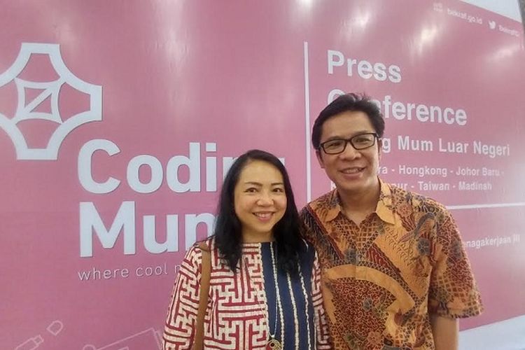 Setia Darma (ka) dan istri (ki), pengajar Coding Mum untuk TKI di Singapura.