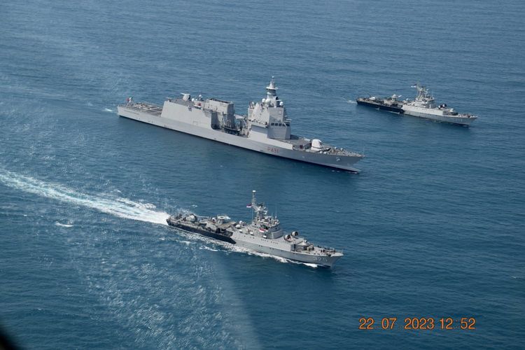 Dua Kapal Perang Republik Indonesia (KRI), KRI Cut Nyak Dien-375 dan KRI Wiratno-379, melaksanakan latihan passing exercise (Passex) bersama kapal perang Italia, ITS Francesco Morosini (P431), di perairan teluk Jakarta, pada Sabtu (22/7/2023).  Passex dilakukan dua kapal korvet TNI Angkatan Laut (AL) itu dengan kapal ITS Francesco Morosini di laut Jawa.