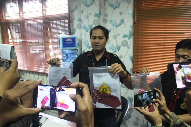 Penyidik memerlihatkan sejumlah barang bukti yang diamankan dari BJM (27), pemilik wedding organizer HL Cianjur yang telah dijadikan tersangka atas kasus dugaan penipuan dan penggelapan