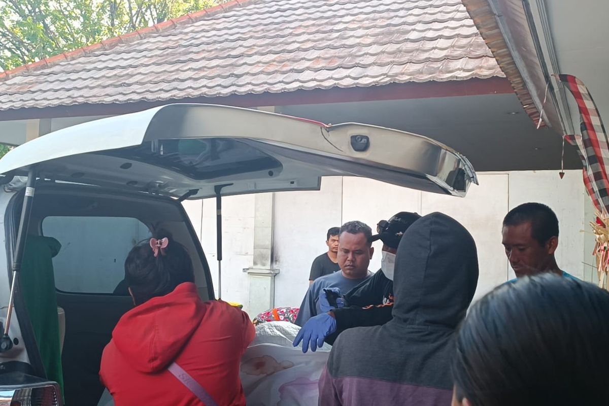 Tangisan keluarga mengiringi pemulangan jenazah, Edy Hermanto, salah satu korban yang tewas dalam kebakaran gudang elpiji di Instalasi Forensik RSUP Prof Ngoerah Sanglah, pada Senin (10/6/2024). 