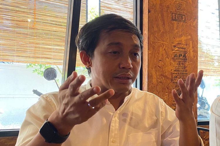 Wamen ATR/BPN, Raja Juli Antoni saa diwawancarai wartawan terkait dirinya masuk DCT DPR RI Dapil Riau, di Kota Pekanbaru, Riau, Minggu (5/11/2023).