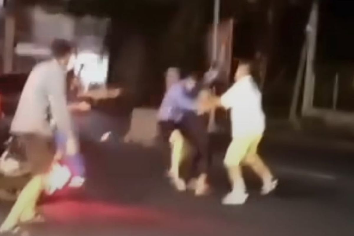 Tangkapan layar WNA Rusia dikeroyok oleh rekan senegaranya.
