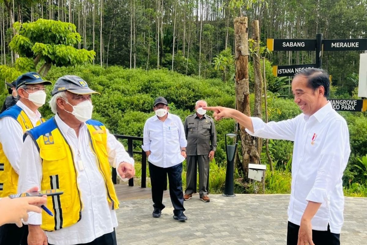 Presiden Joko Widodo dan Menteri PUPR Basuki Hadimuljono saat  meninjau pembangunan infrastruktur kawasan Ibu Kota Nusantara (IKN), di Kabupaten Penajam Paser Utara, Provinsi Kalimantan Timur, pada Selasa (25/10/2022).