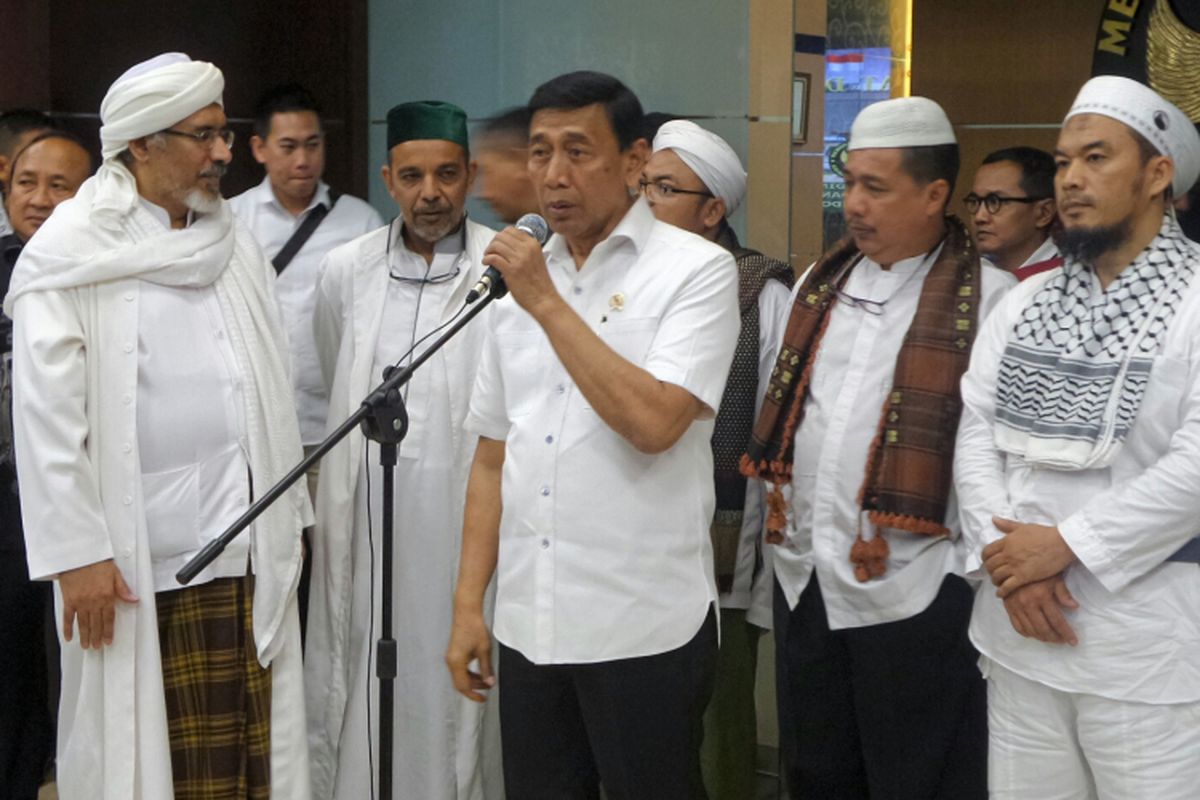 Menteri Koordinator bidang Politik, Hukum dan Keamanan Wiranto saat memberikan keterangan pers usai menerima perwakilan massa aksi 313 di kantor Kemenko Polhukam, Jakarta Pusat, Jumat (31/3/2017) 