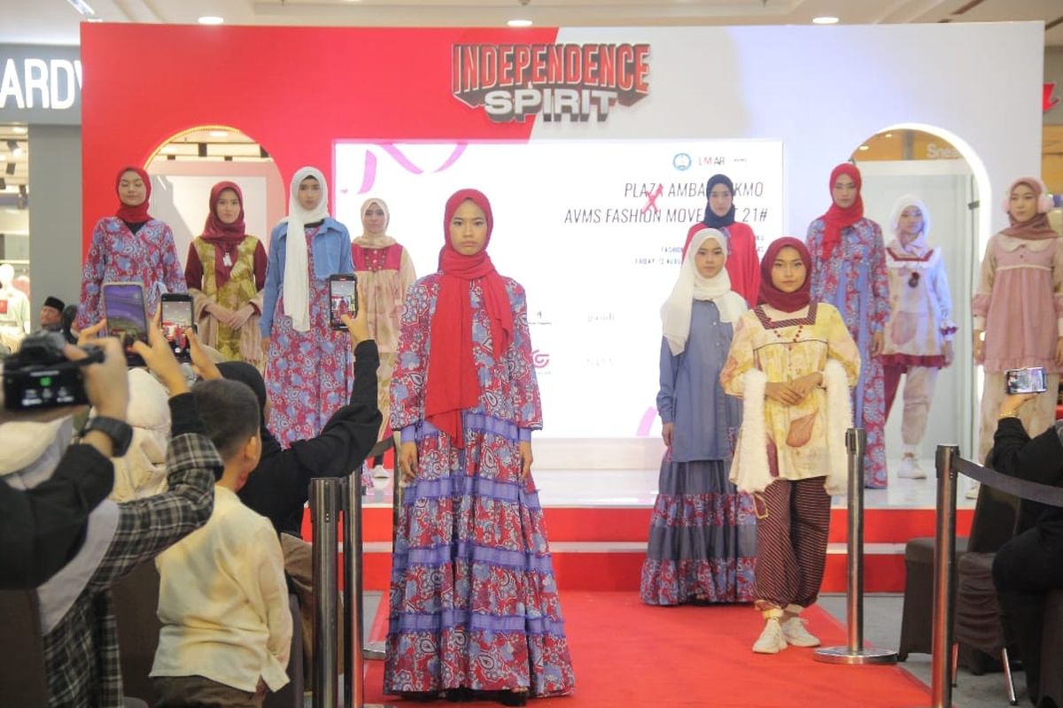 Belasan produk fesyen karya anak-anak pesantren dipamerkan dalam acara Fashion Show Kemerdekaan di Ambarukmo Plaza Yogjakarta pada Sabtu (13/8/2022).
