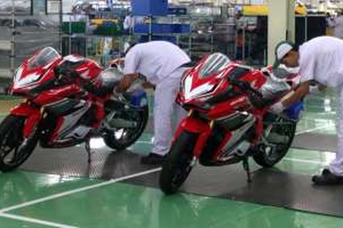 Produksi Honda CBR250RR di pabrik Karawang, Kamis (3/11/2016).