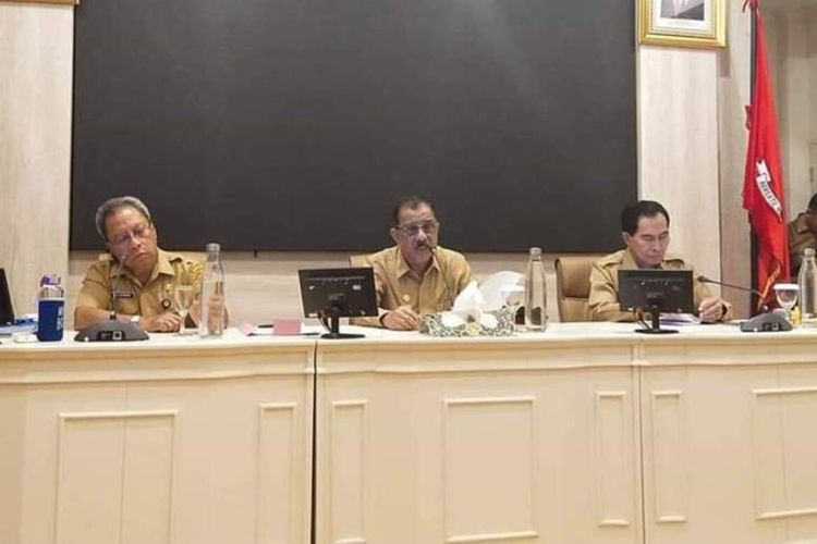 Wali Kota Ambon, Richard Louhenapessy (tengah) didampingi Wakil Wali Kota Ambon, Syarif Hadler dan Sekretaris Kota AMbon, Anthony Gustav Latuheru saat memberikan keterangan pers kepada wartawan, di Kantor Wali Kota AMbon, Senin malam (16/3/2020)