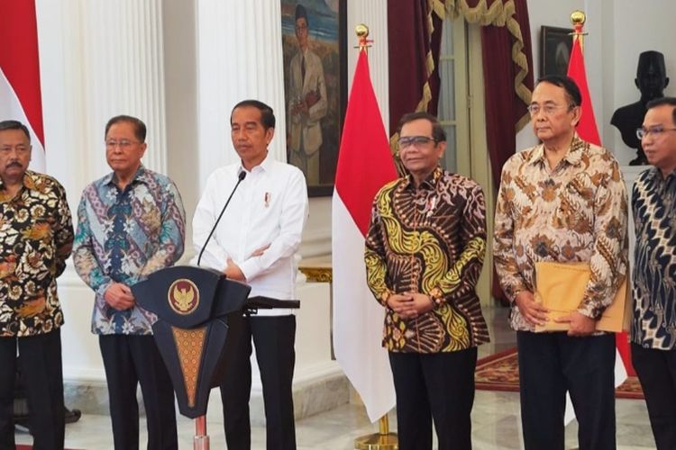 Presiden Joko Widodo saat memberikan keterangan pers usai menerima laporan dari Tim Penyelesaian Non Yudisial Pelanggaran Hak Asasi Manusia (PPHAM) di Istana Negara pada Rabu (11/1/2023).