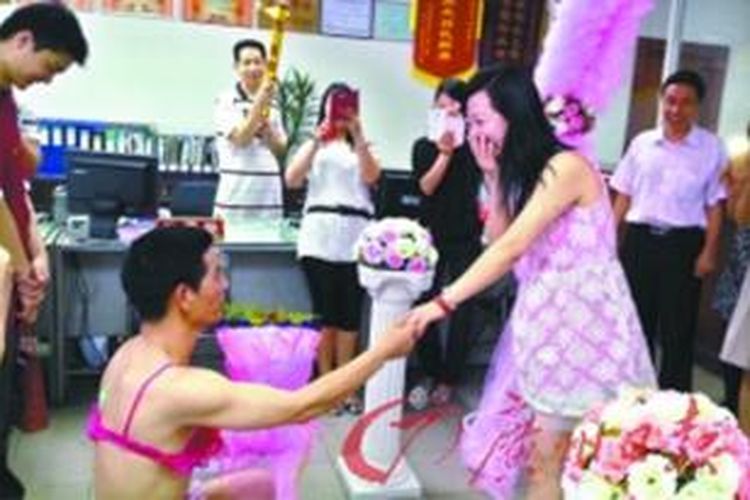 Lian, seorang tukang ledeng di kota Donggguan, China, rela berjalan dua kilometer mengenakan bikini untuk melamar kekasihnya yang berasal dari keluarga kaya raya. Lamaran tulus Lian diterima sang kekasih.