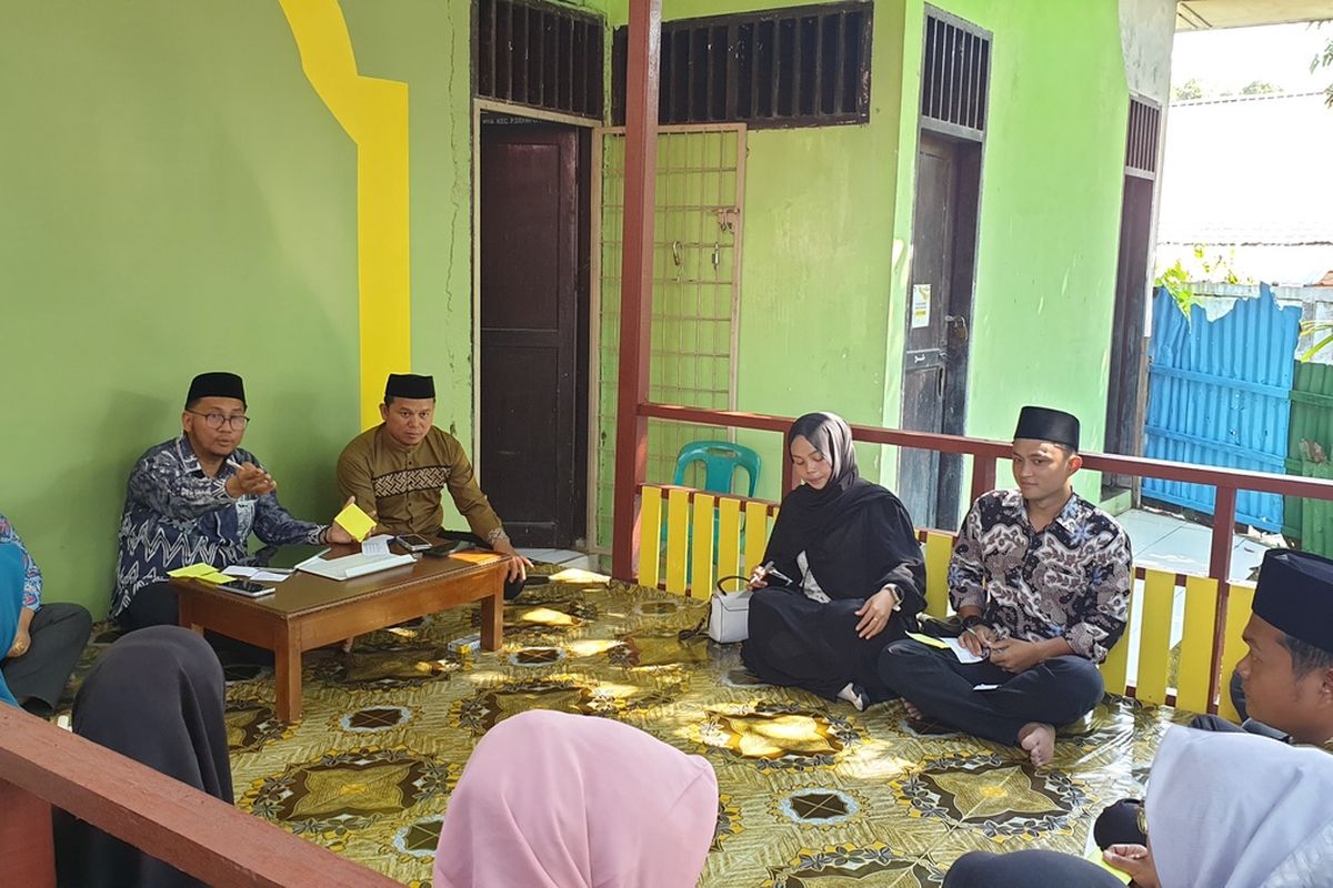 Calon-calon pengantin saat mengikuti bimbingan perkawinan dari penghulu di KUA Padangsidimpuan Utara, Sadabuan, Kota Padangsidimpuan, Kamis (2/10/2025). Kegiatan bimbingan awalnya serius dan tegang, nama setelah menyanyikan lagu tepuk sakinah, suasana berubah jadi riang meriah.