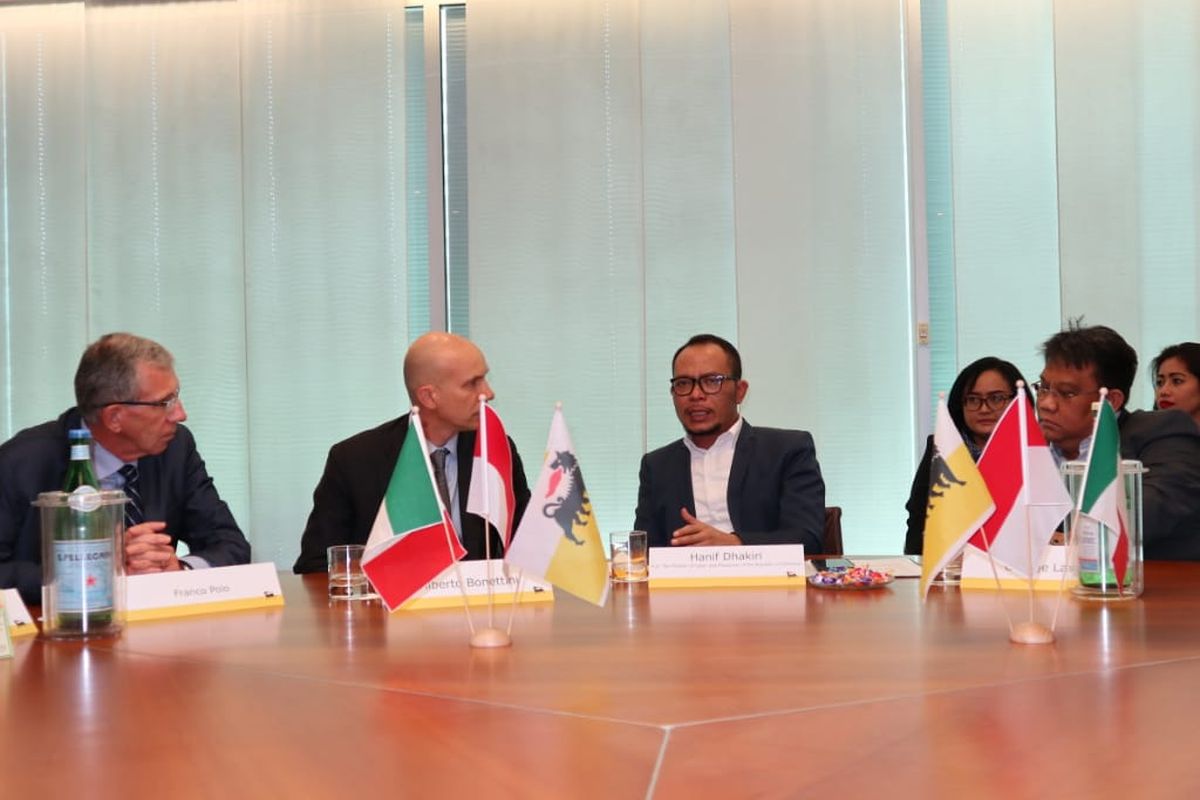 Menteri Ketenagakerjaan M. Hanif Dhakiri menghadiri rapat kerja sama dengan Perusahaan Eni di Milan, Italia, Jumat (21/6/2019)