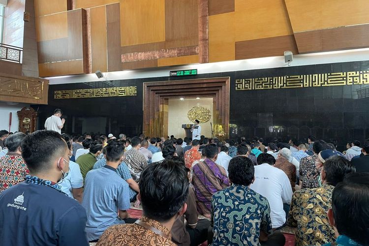 Jemaah di sejumlah masjid di Bandung mendoakan keselamatan anak Gubernur Jabar Ridwan Kamil yang hilang saat berenang di Swiss.