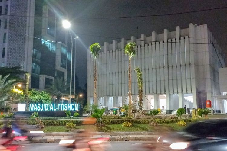 Masjid Al-I'tishom di Kompleks Gedung Pemerintah Kota Tangerang Selatan.