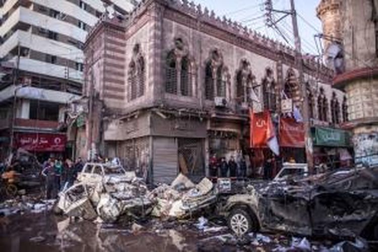 Dampak ledakan bom mobil di gedung kepolisian Kota Mansura, bagian utara Kairo, Mesir, Selasa (24/12/2013) pagi. Bom menewaskan setidaknya 14 orang.