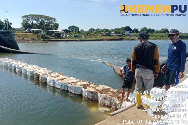 Cegah Air Laut Masuk Saluran Irigasi, Bendung Sementara Dipasang di Jepara