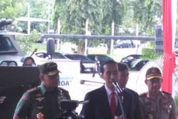 Presiden Joko Widodo didampingi Panglima TNI Jenderal Gatot Nurmantyo dan Kapolri Jenderal (Pol) Tito Karnavian usai rapim TNI di Mabes TNI, Cilangkap, Jakarta Pusat (16/1/2017).