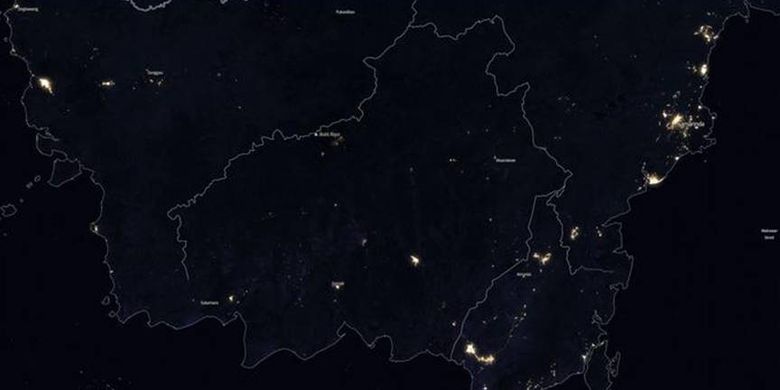 Foto citra malam satelit NASA yang menunjukkan wilayah Kalimantan
