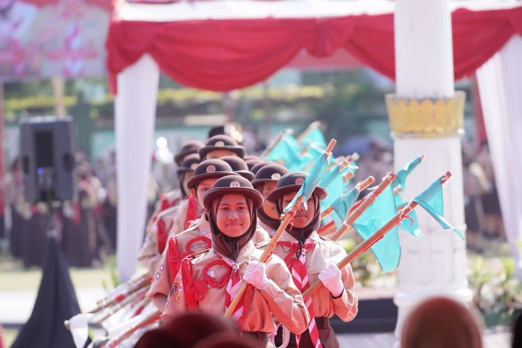 Kontingen ETK Kabupaten Klaten dilepas secara langsung oleh Bupati Klaten Sri Mulyani usai upacara peringatan Hari Jadi ke-62 Pramuka di Alun-alun Kabupaten Klaten, Jateng, Kamis (24/8/2023). 
