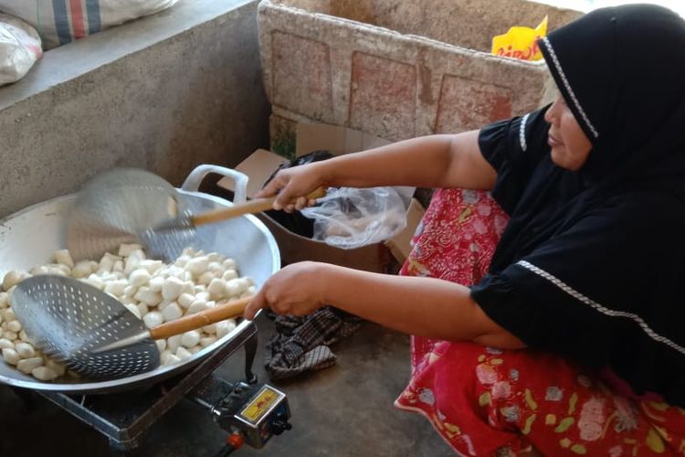 Proses pembuatan produk Tunah Food milik Nurhasunah.