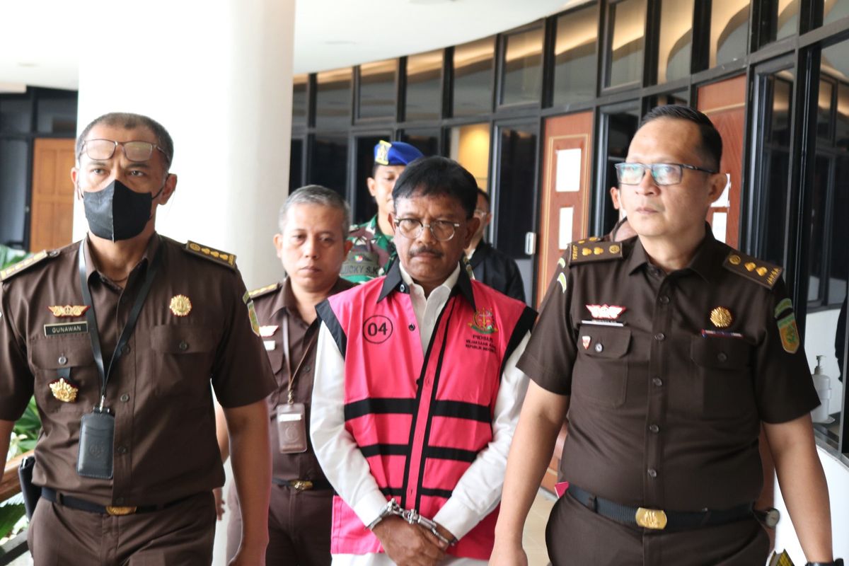 Menkominfo Johnny G Plate usai ditetapkan tersangka dan mengenakan rompi tahanan Kejagung pada Rabu (17/5/2023).