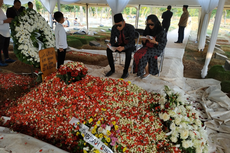 Ibas dan Sang Istri Ziarah ke Makam Neneknya di TPU Tanah Kusir