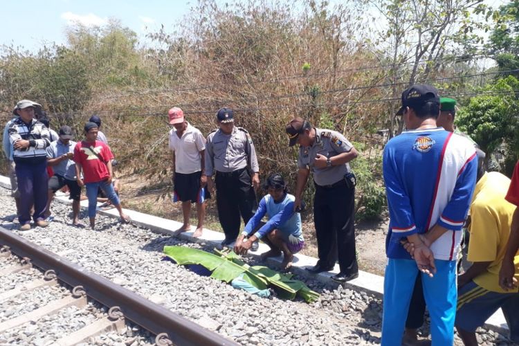 Aparat Polsek Kedunggalar melakukan olah tempat kejadian perkara tertabraknya seorang petani saat melewati perlintasan kereta tanpa palang pintu di Dusun Salak, Desa Gemarang, Kecamatan Kedunggalar, Kabupaten Ngawi, Senin (17/9/2018) siang. 