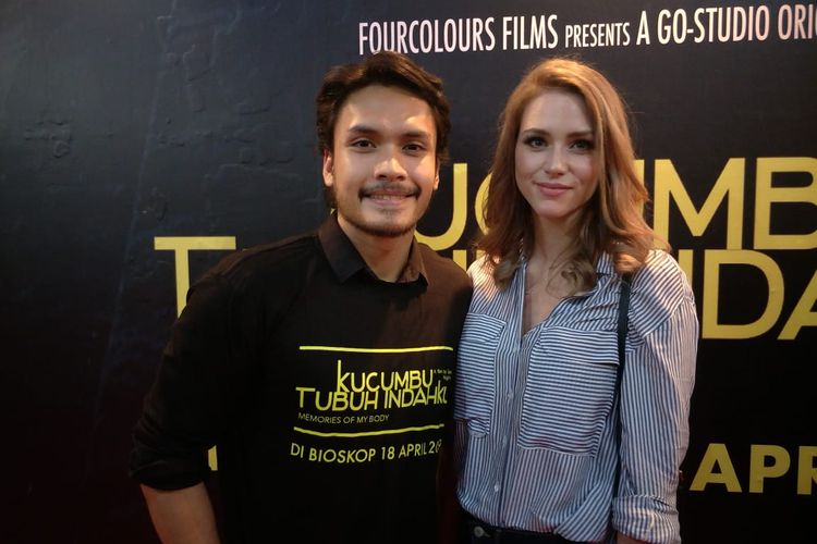 Randy Pangalila dan istrinya, Chelsey Frank, hadir pada jumpa pers dan screening film Kucumbu Tubuh Indahku di Plaza Indonesia XXI, Jalan MH Thamrin, Jakarta Pusat, Senin (15/4/2019).