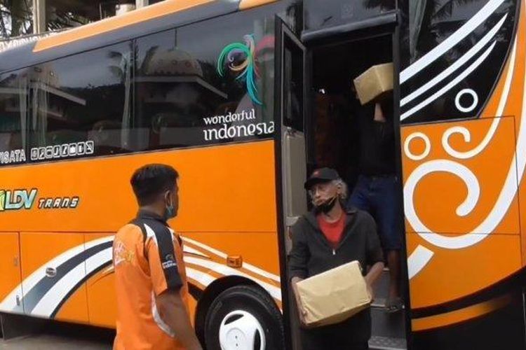 Warga Desa Wadas yang sempat diamankan polisi kembali pulang ke rumahnya dengan menggunakan dua unit bus yang disewa oleh Gubernur Jateng Ganjar Pranowo, Rabu (9/2/2022) siang. 