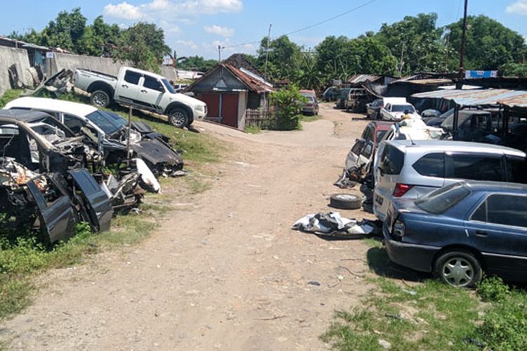 sejumlah mobil bekas mengalami kecelakaan berjajar di pusat onderdil bekas di Kota Solo.