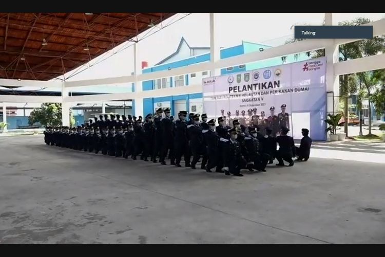 Acara pelantikan taruna-taruni Politeknik Kelautan dan Perikanan Dumai Angkatan V di Dumai, Riau, Senin (6/12/2021).
