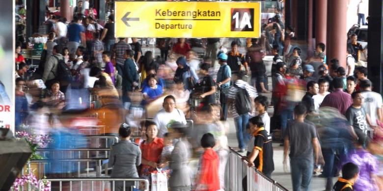 Ilustrasi: Calon penumpang memasuki gerbang keberangkatan di Terminal 1A Bandara Soekarno-Hatta, Banten.