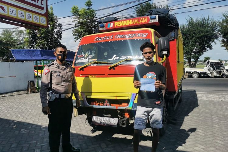 Pengendara truk oleng saat diamankan Satlantas Polres Lumajang.