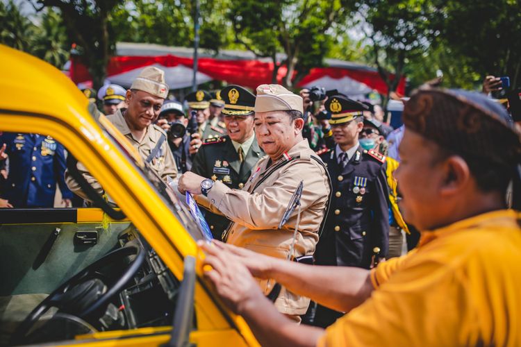 Bupati Jember menggratiskan naik angkot bagi warganya selama sebulan 