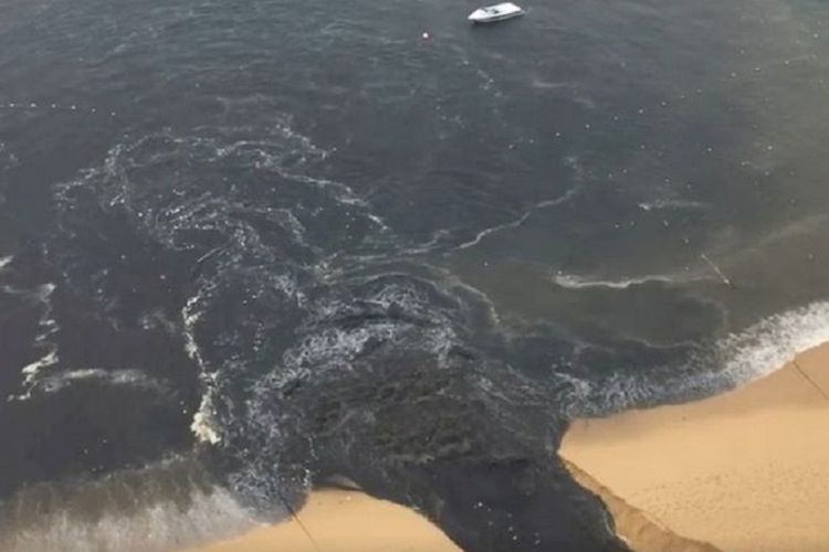 Air limbah berwarna hitam tampak dalam video yang diambil oleh seorang saksi mata. Air limbah itu didorong dari sebuah resor ke pantai Acapulco, Meksiko, Amerika Utara.