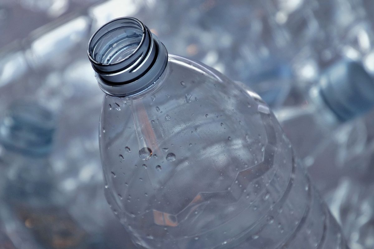 Ilustrasi botol plastik.