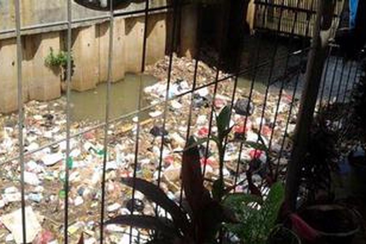 Sampah yang belum sempat terangkut di Pintu Air Cawang, Kamis (16/5/2013)