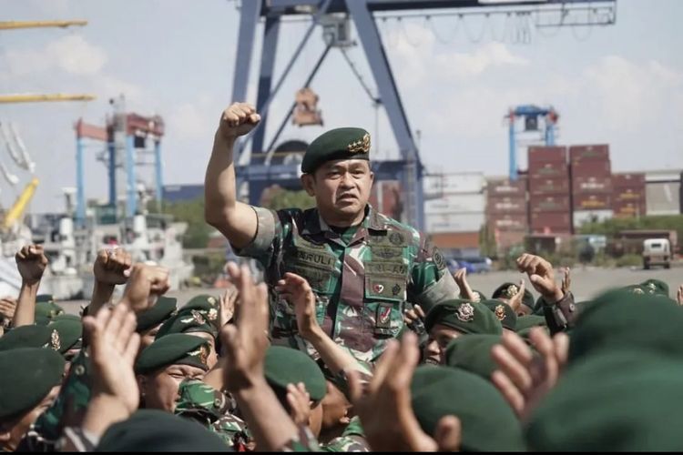 Panglima Komando Cadangan Strategis Angkatan Darat (Pangkostrad) Letnan Jenderal Maruli Simanjuntak bersama para prajurit di Pelabuhan Pelni, Tanjung Priok, Jakarta Utara, Jumat (19/8/2022).